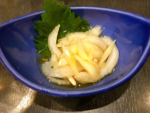 弁天町で食事するなら『伊勢屋』鯛ラーメン以外のメニューもおすすめ　セロリの浅漬け