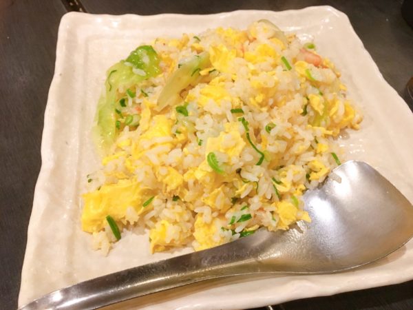 弁天町で食事するなら『伊勢屋』鯛ラーメン以外のメニューもおすすめ　カニとレタスのチャーハン