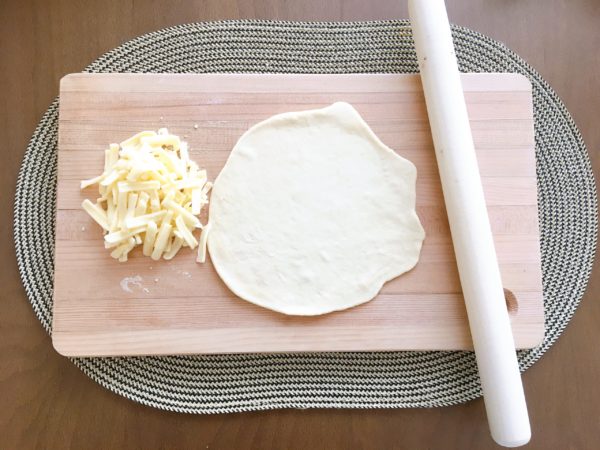 【写真で解説】料理が苦手な僕も簡単に作れる『無印のナン』の作り方　チーズナン円形